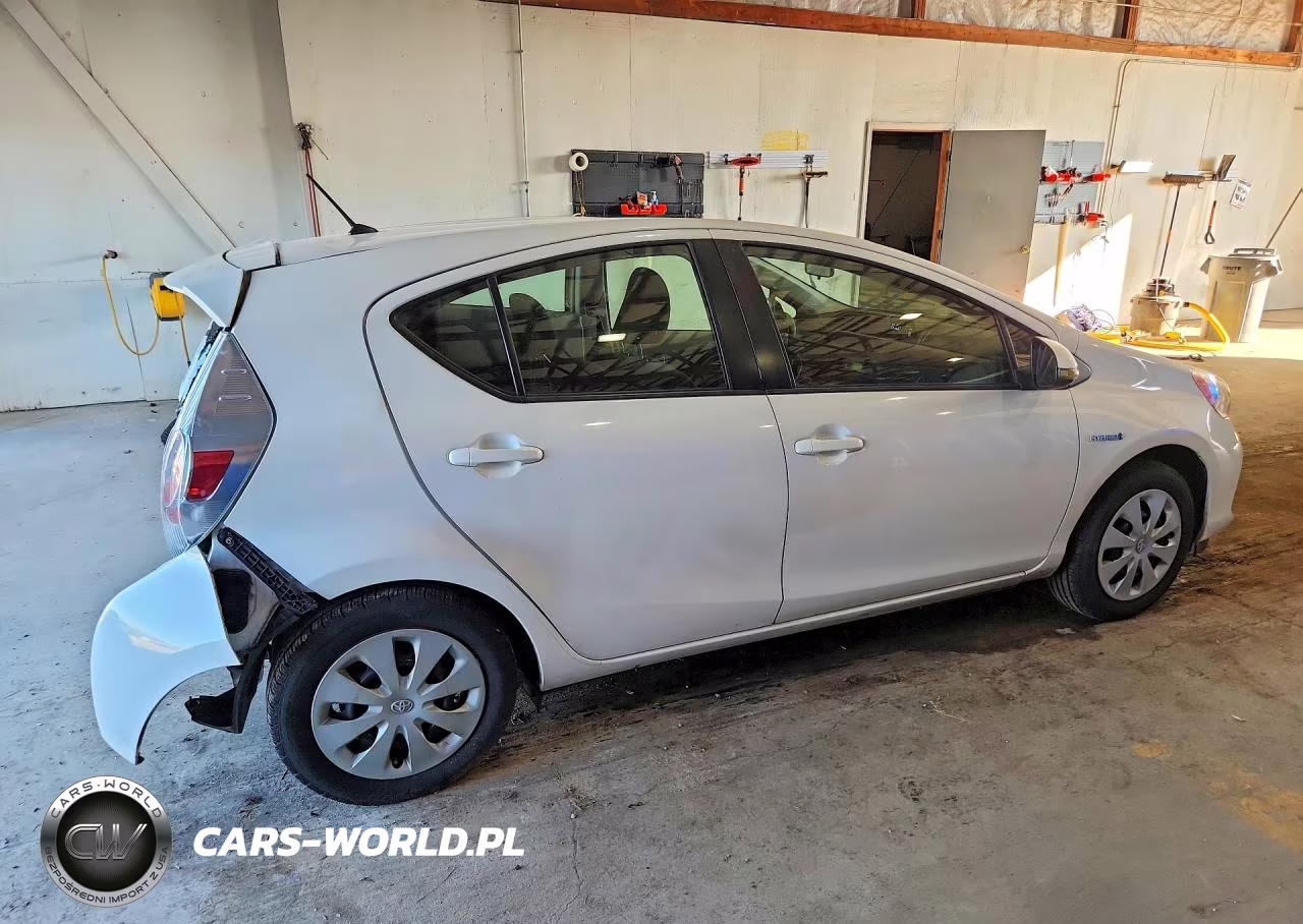 2014 Toyota Prius C Two VIN:JTDKDTB33E1569738 - 3