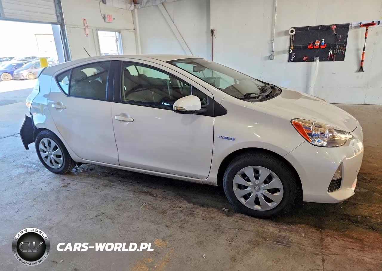 2014 Toyota Prius C Two VIN:JTDKDTB33E1569738 - 4