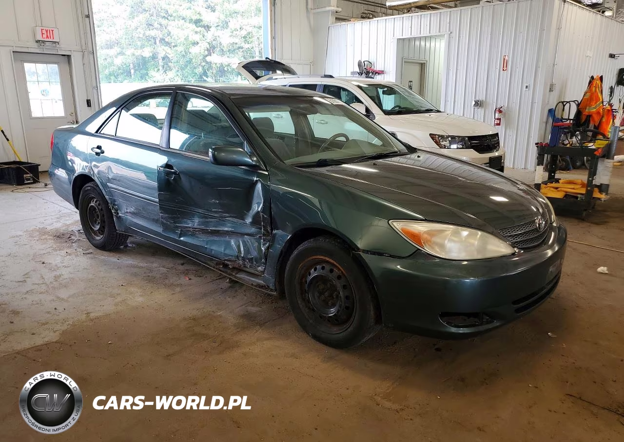 2002 Toyota Camry Le VIN:JTDBE32K820128743 - 4