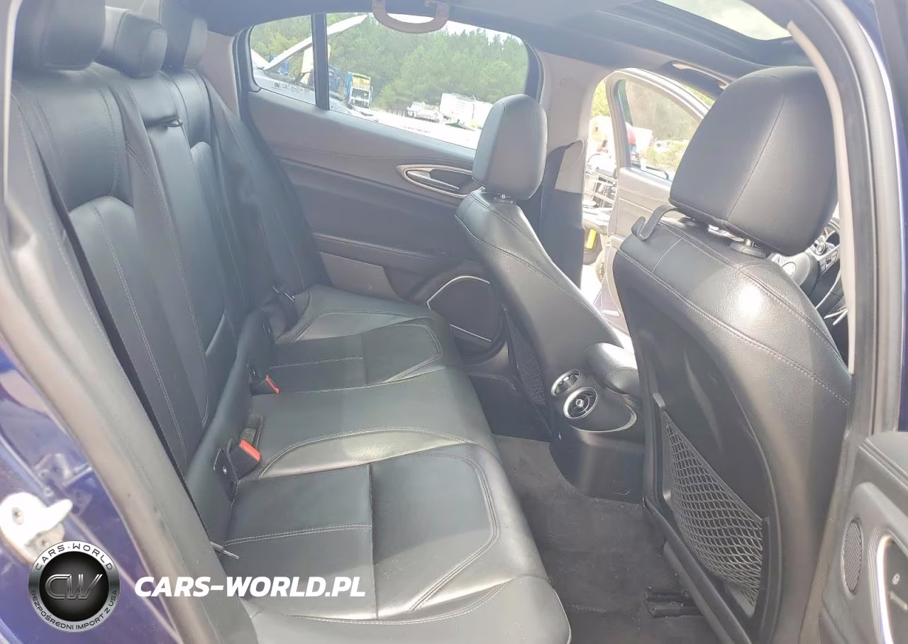 2018 Alfa Romeo Giulia Ti VIN:ZARFAECN0J7581056 - 10