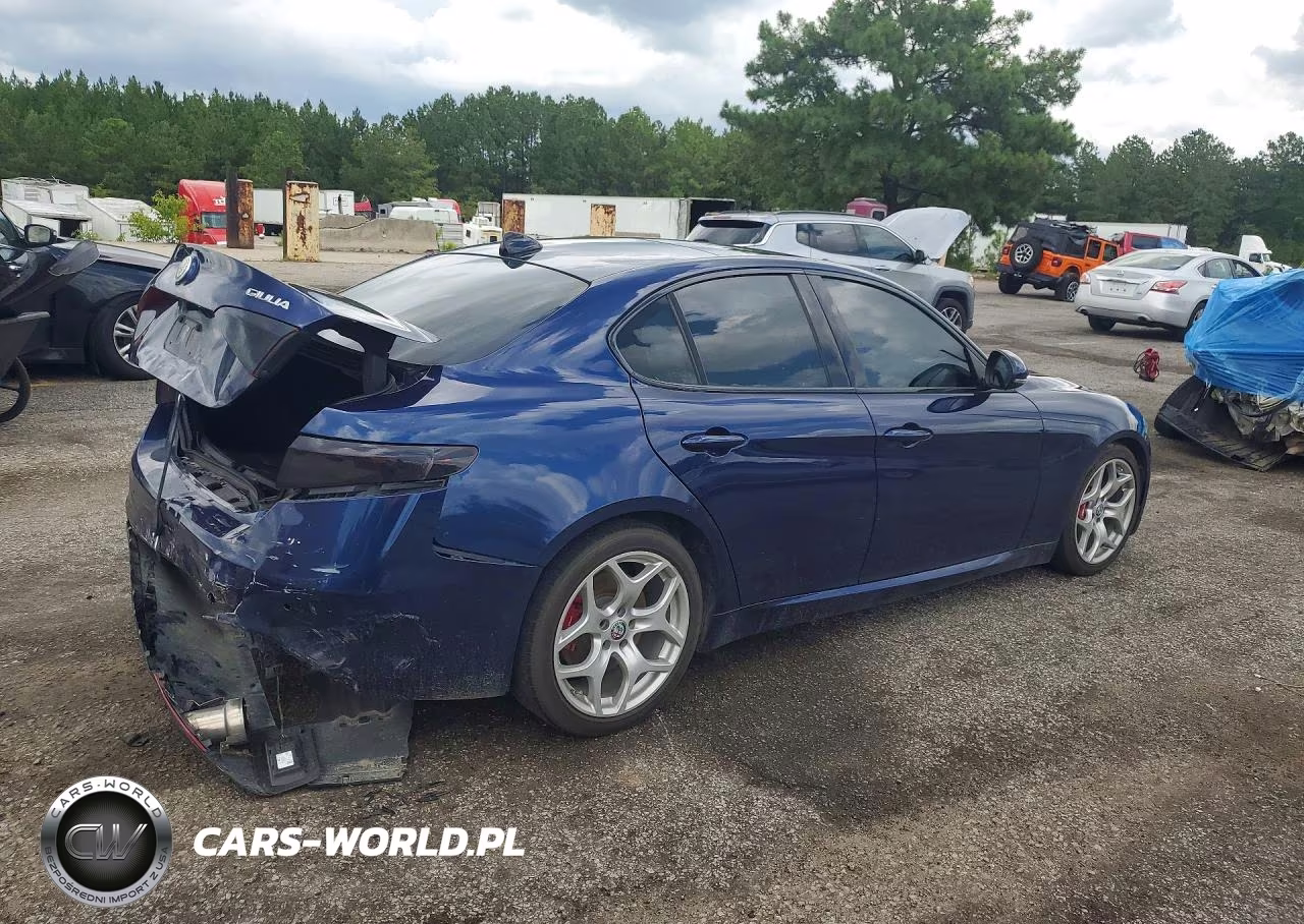 2018 Alfa Romeo Giulia Ti VIN:ZARFAECN0J7581056 - 3