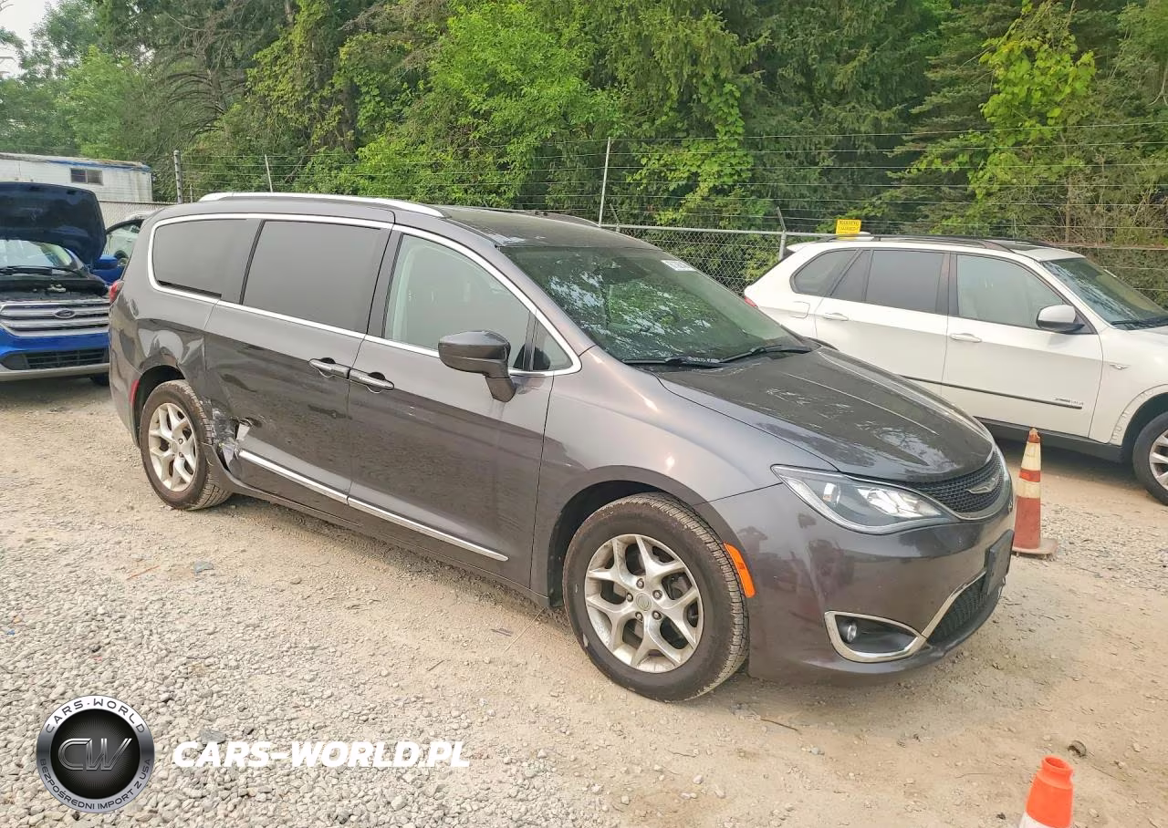 2017 Chrysler Pacifica Touring L Plus VIN:2C4RC1EG6HR844443 - 4