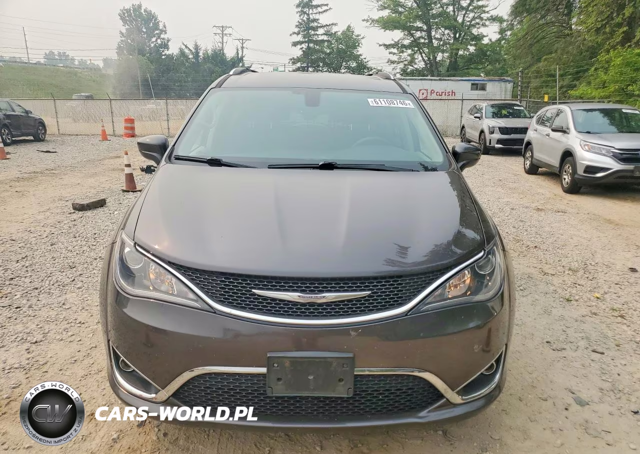 2017 Chrysler Pacifica Touring L Plus VIN:2C4RC1EG6HR844443 - 5