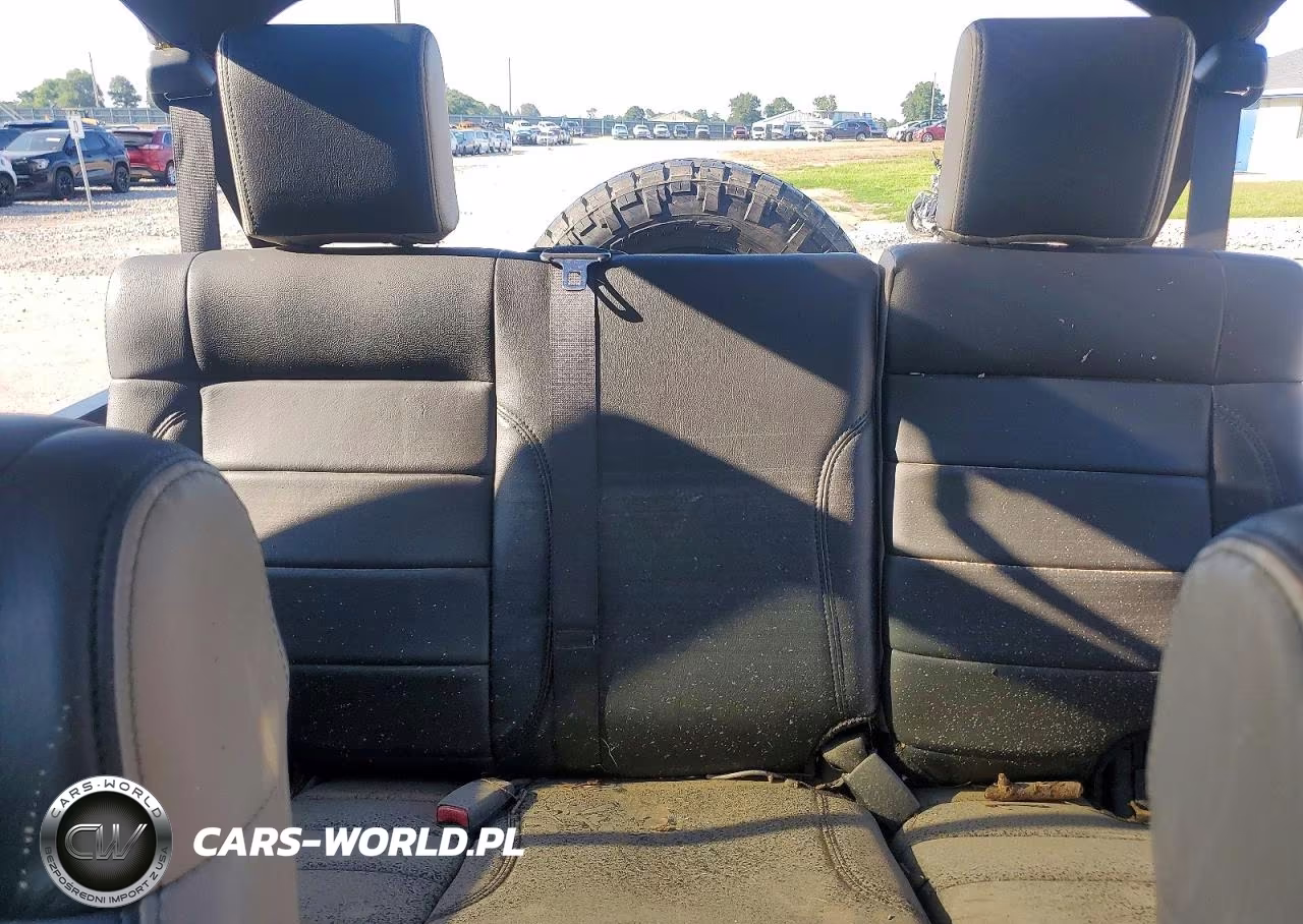 2010 Jeep Wrangler Unlimited Sahara VIN:1J4HA5H15AL146026 - 10
