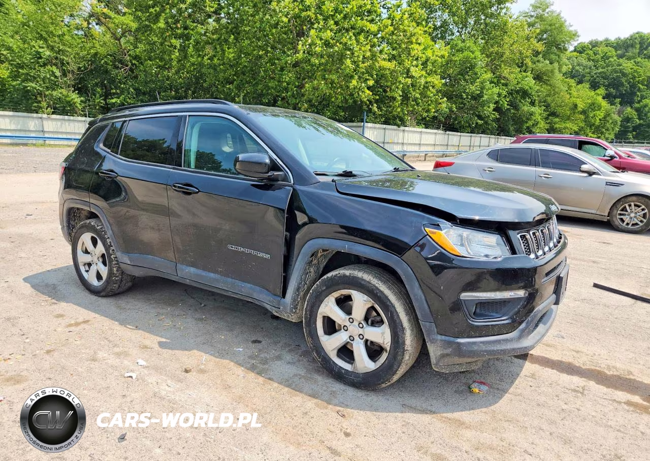 2018 Jeep Compass Latitude VIN:3C4NJDBBXJT155183 - 4