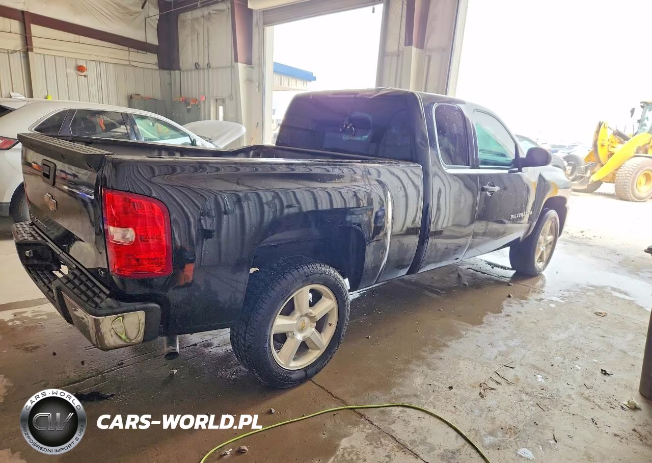 2008 Chevrolet Silverado C1500 VIN:2GCEC19C281252381 - 3