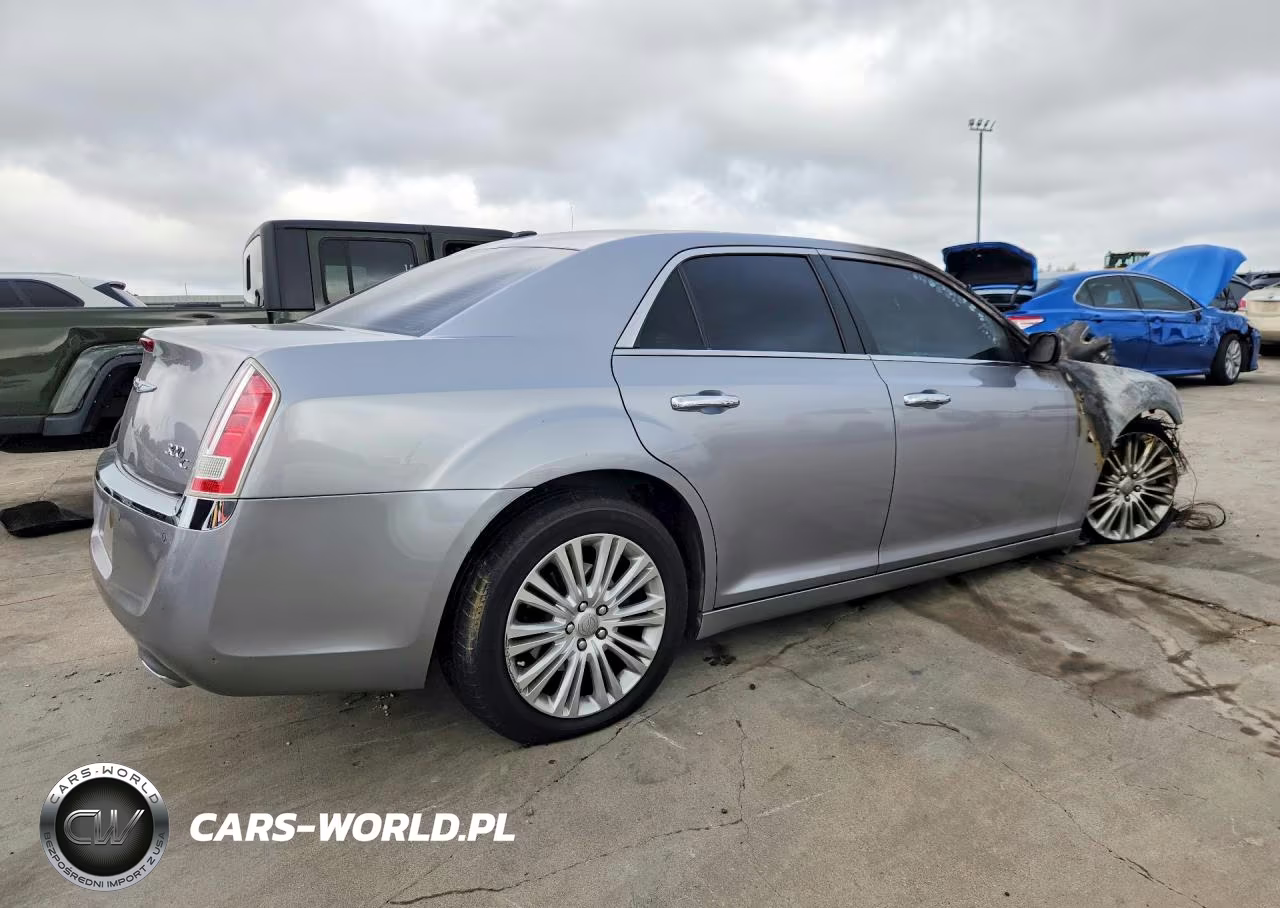 2014 Chrysler 300C VIN:2C3CCAKT6EH273386 - 3
