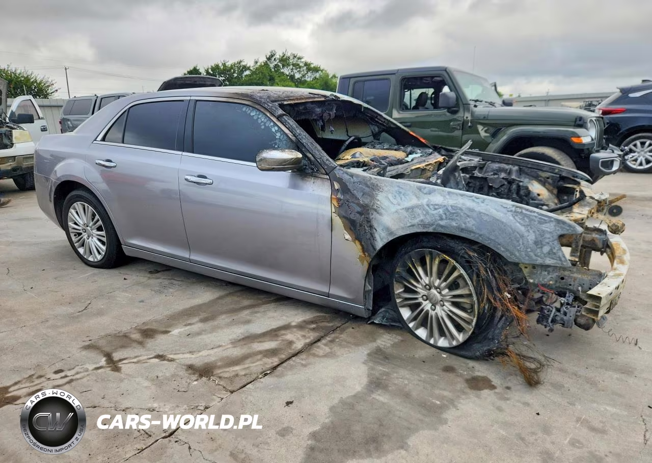 2014 Chrysler 300C VIN:2C3CCAKT6EH273386 - 4