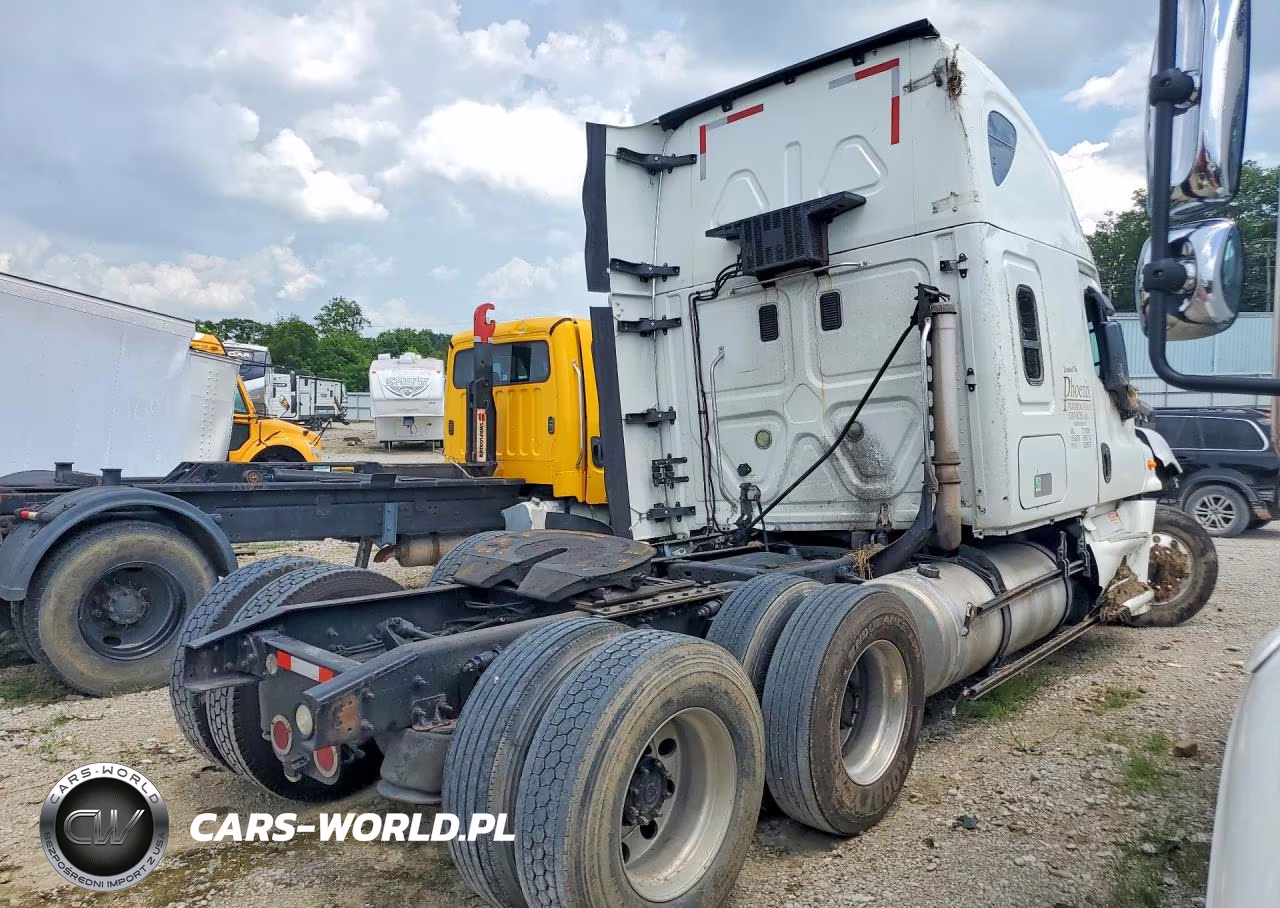 2014 Freightliner Cascadia Semi Truck VIN:3AKJGLBG1ESFW4113 - 3