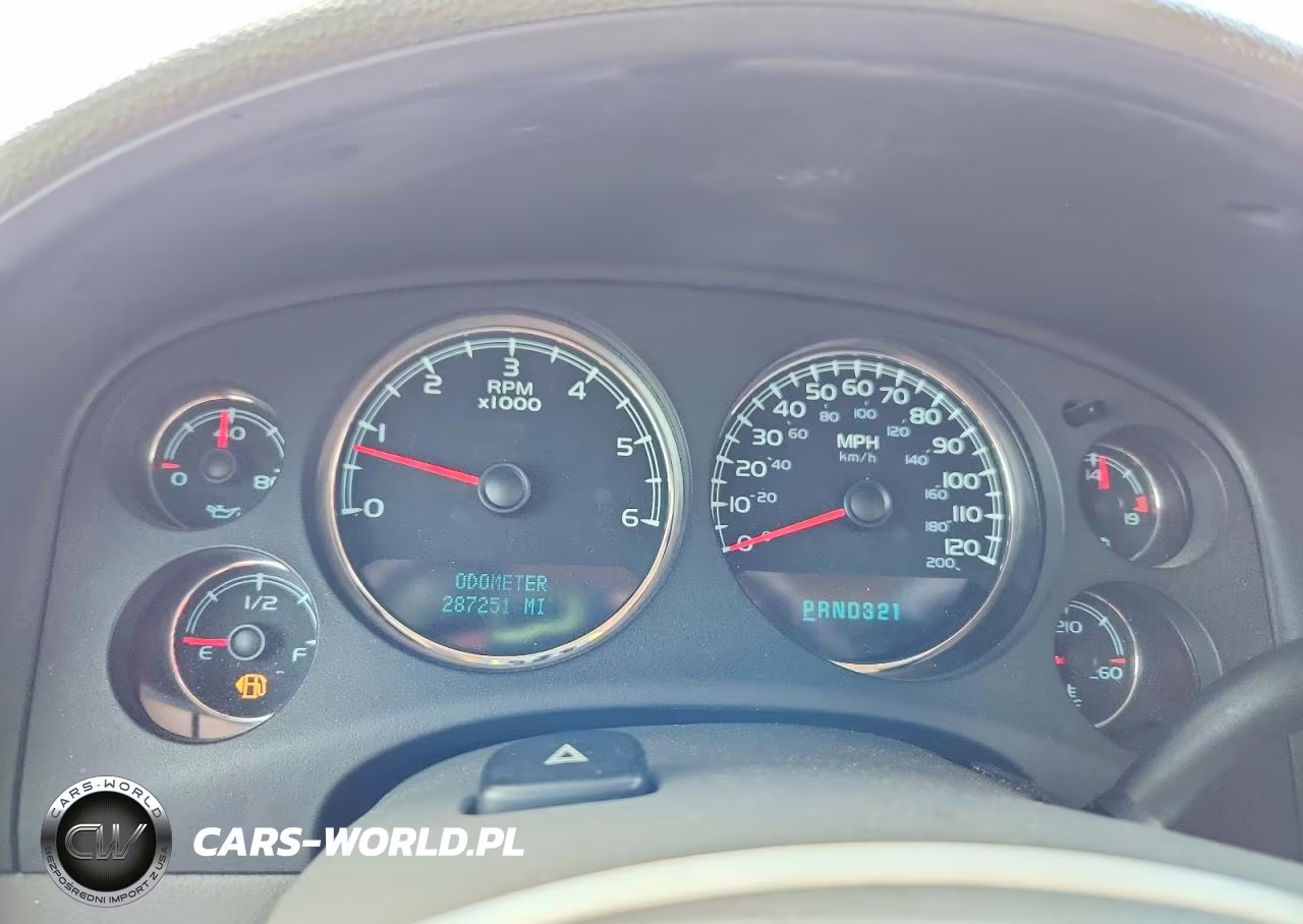 2007 Chevrolet Suburban C1500 VIN:1GNFC16J27J215771 - 9
