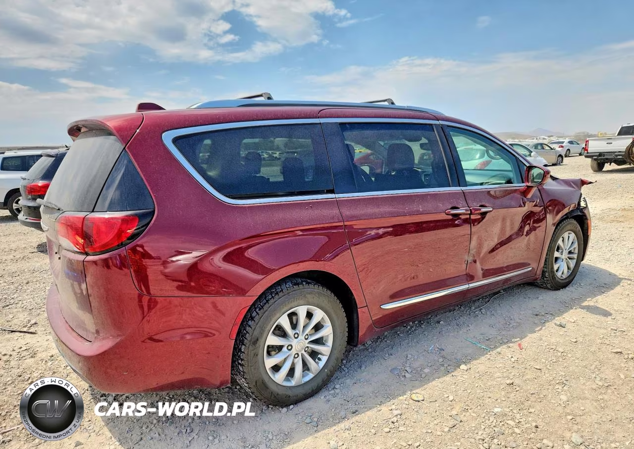 2018 Chrysler Pacifica Touring L VIN:2C4RC1BG0JR156867 - 3