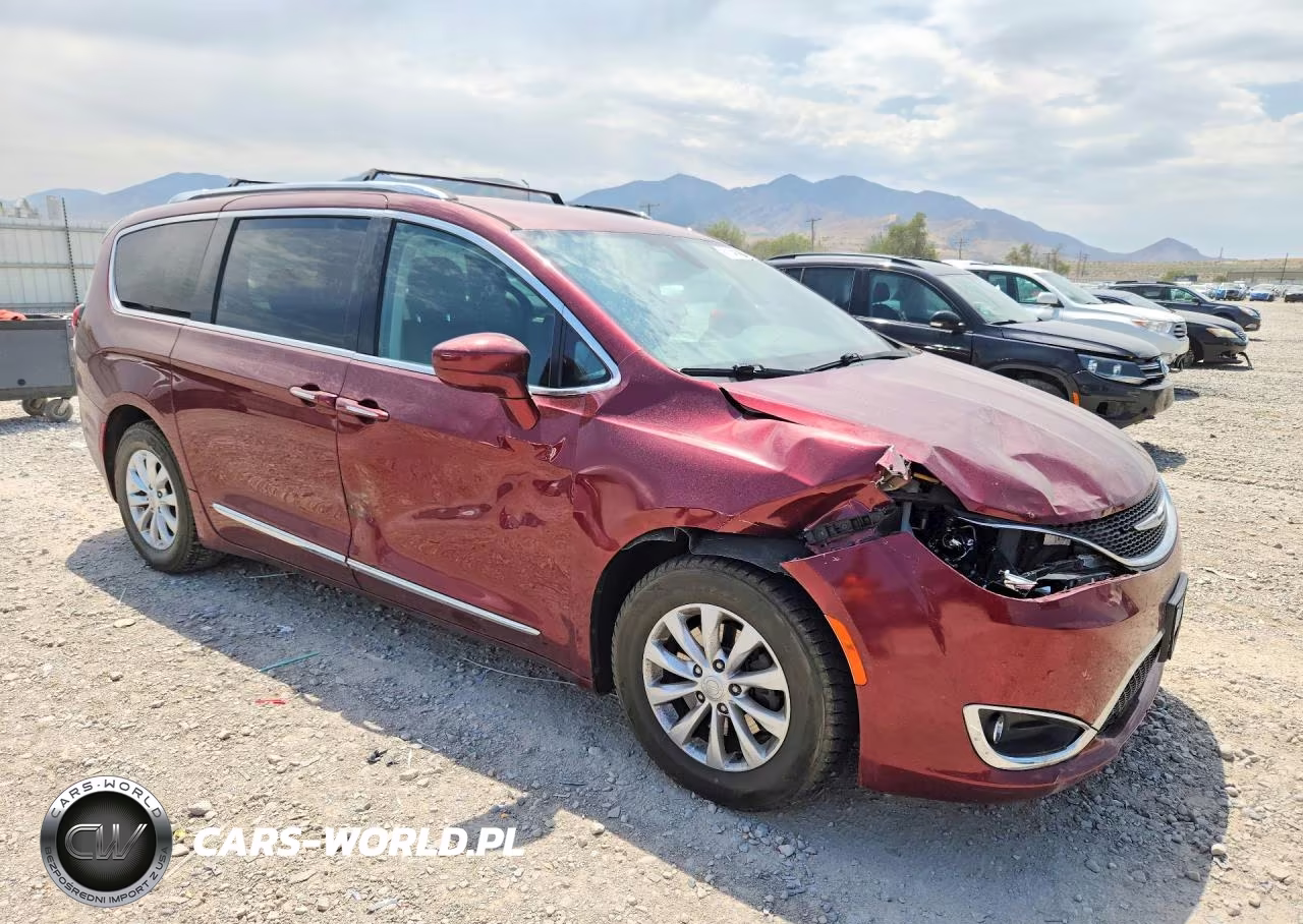 2018 Chrysler Pacifica Touring L VIN:2C4RC1BG0JR156867 - 4