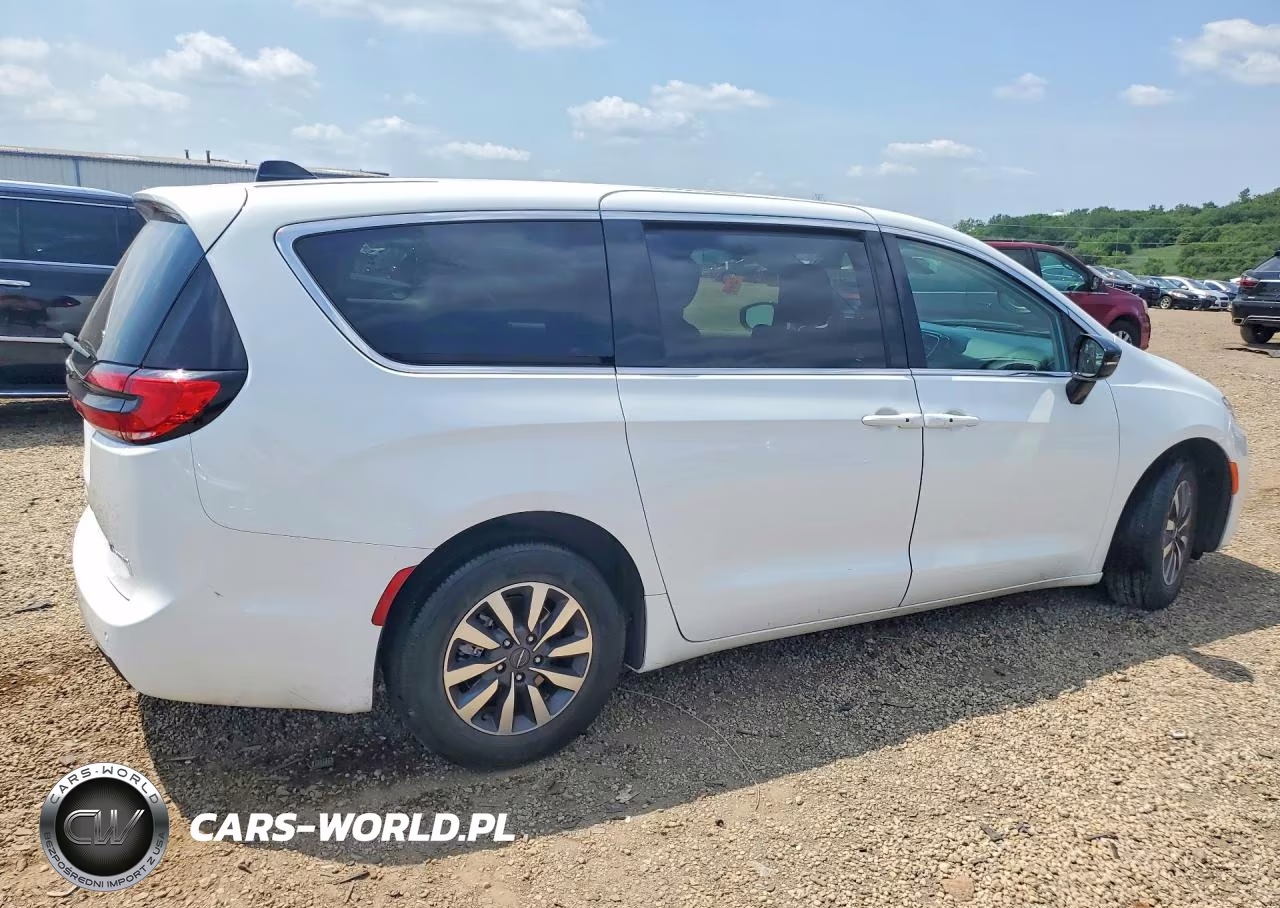 2024 Chrysler Pacifica Hybrid Select VIN:2C4RC1S7XRR150294 - 3