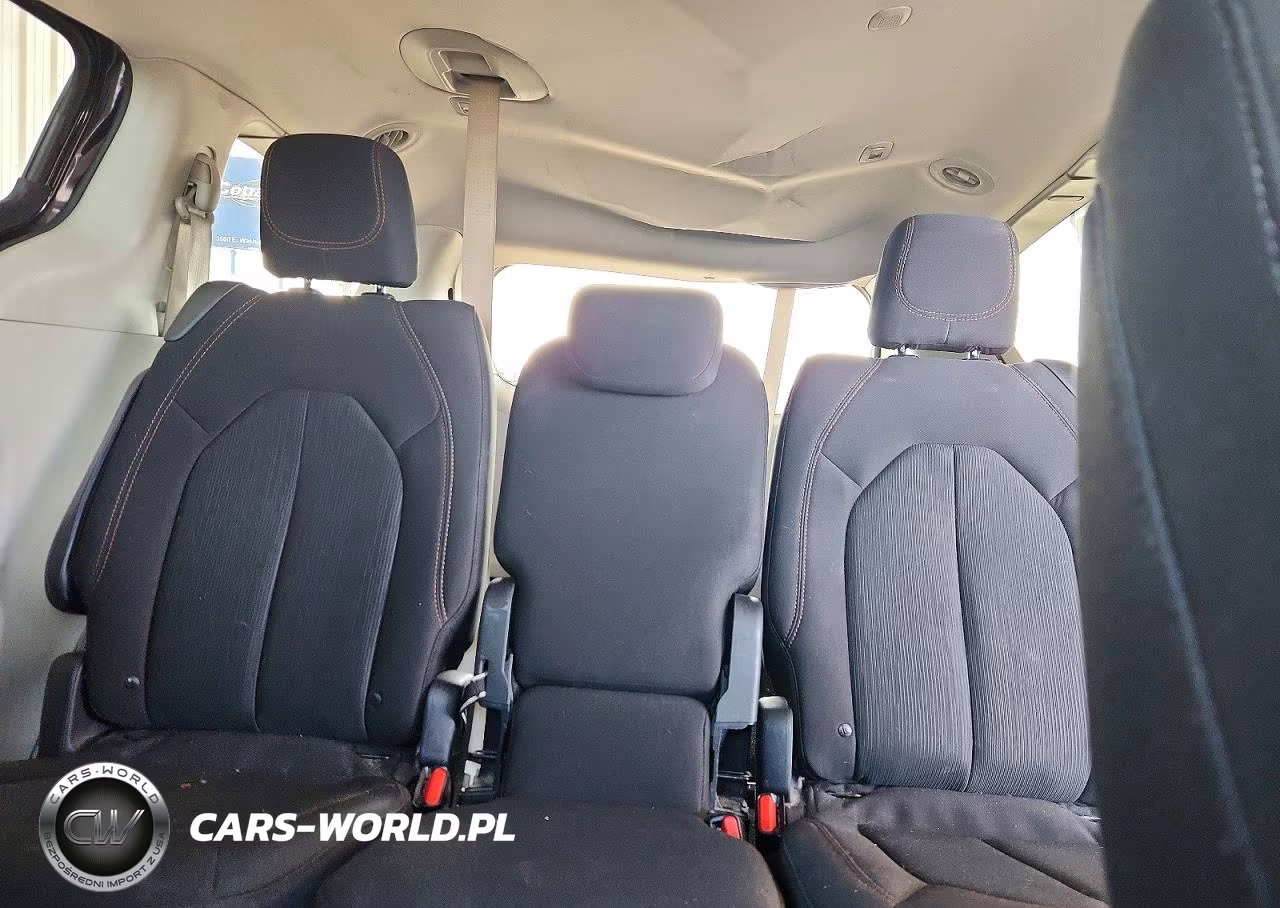 2017 Chrysler Pacifica Touring VIN:2C4RC1DG4HR609122 - 10