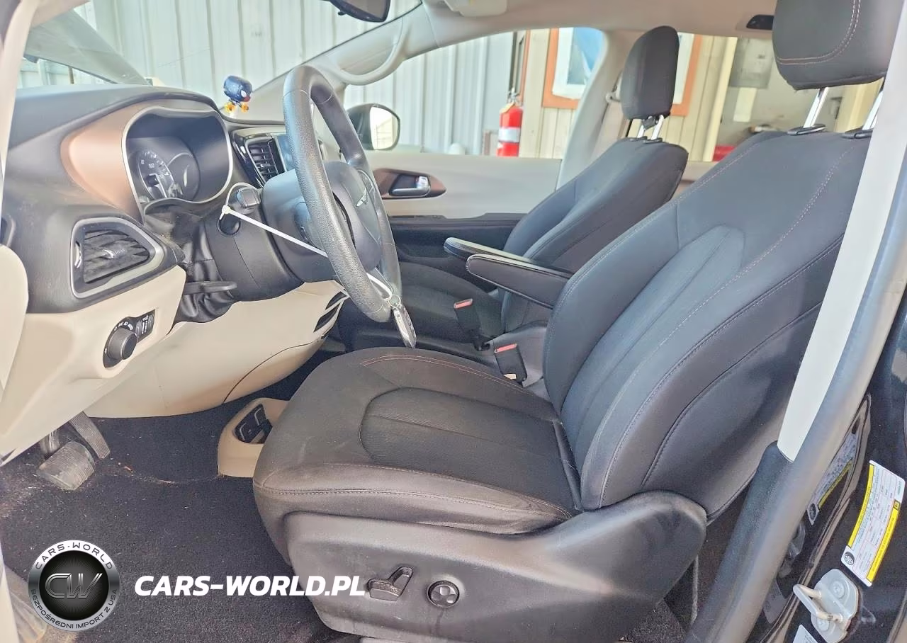 2017 Chrysler Pacifica Touring VIN:2C4RC1DG4HR609122 - 7