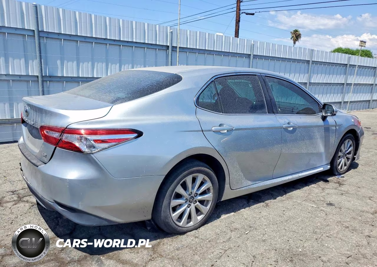 2018 Toyota Camry Le VIN:4T1B11HK8JU150445 - 3