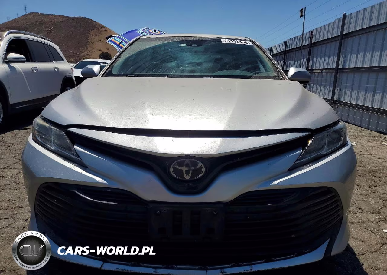 2018 Toyota Camry Le VIN:4T1B11HK8JU150445 - 5