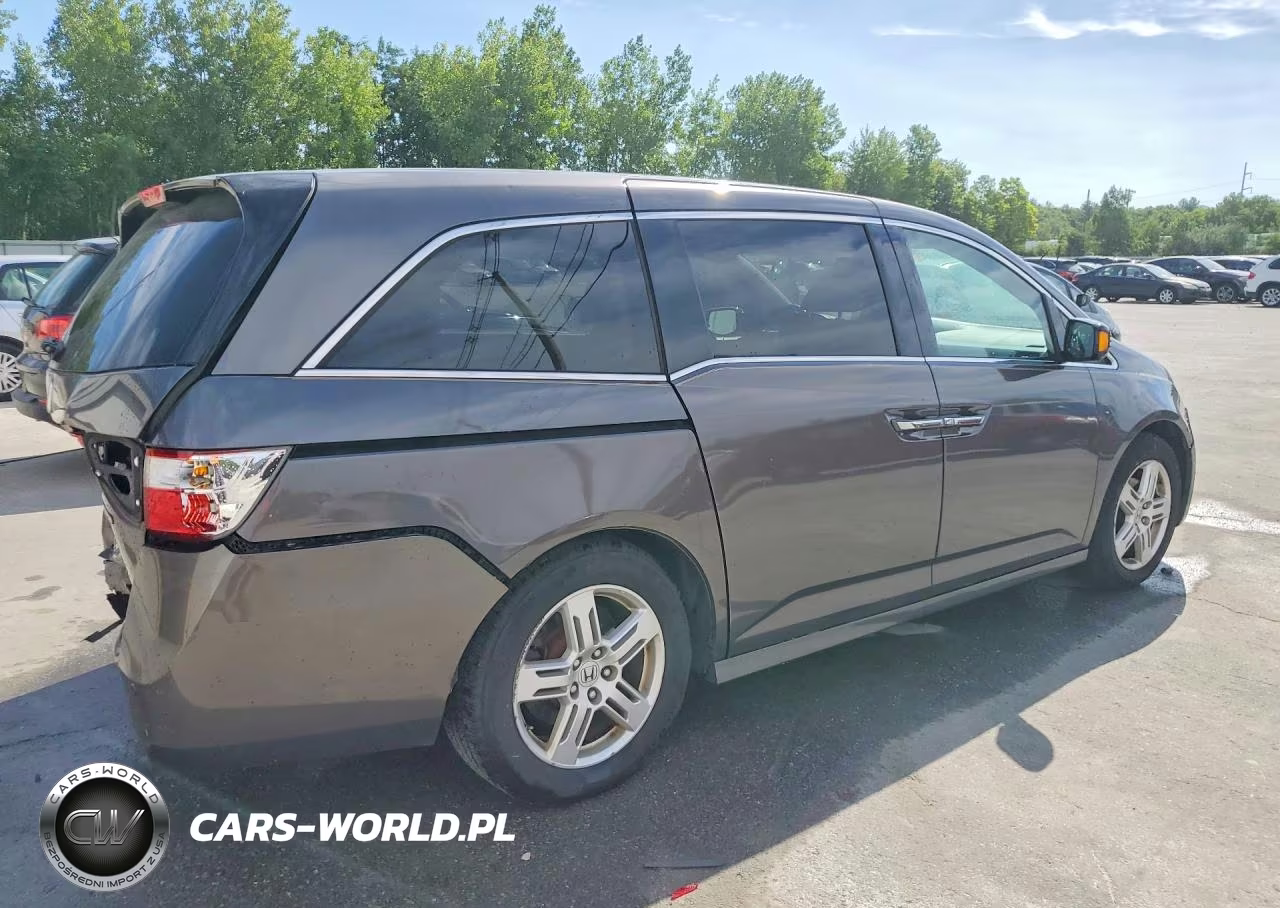 2013 Honda Odyssey Touring VIN:5FNRL5H98DB046570 - 3
