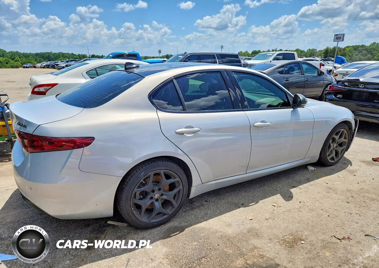 2021 Alfa Romeo Giulia Sport VIN:ZARFAMAN7M7639634 - 3