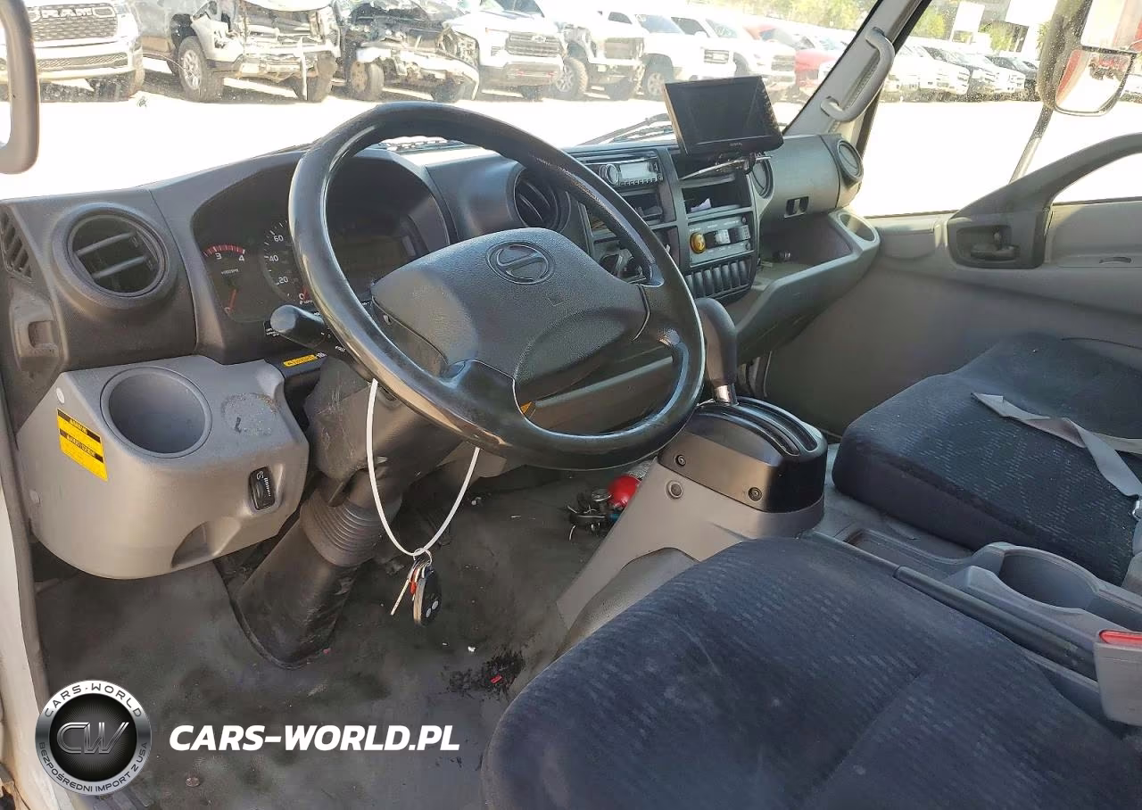 2017 Hino 195 Box Truck VIN:JHHSDM2H8HK005855 - 8