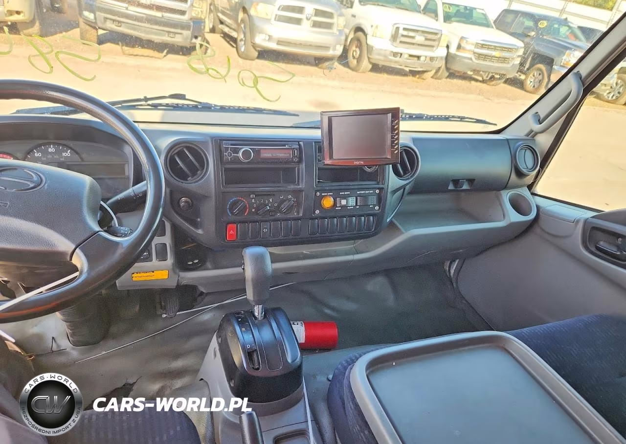 2017 Hino 195 Box Truck VIN:JHHSDM2H8HK005841 - 8