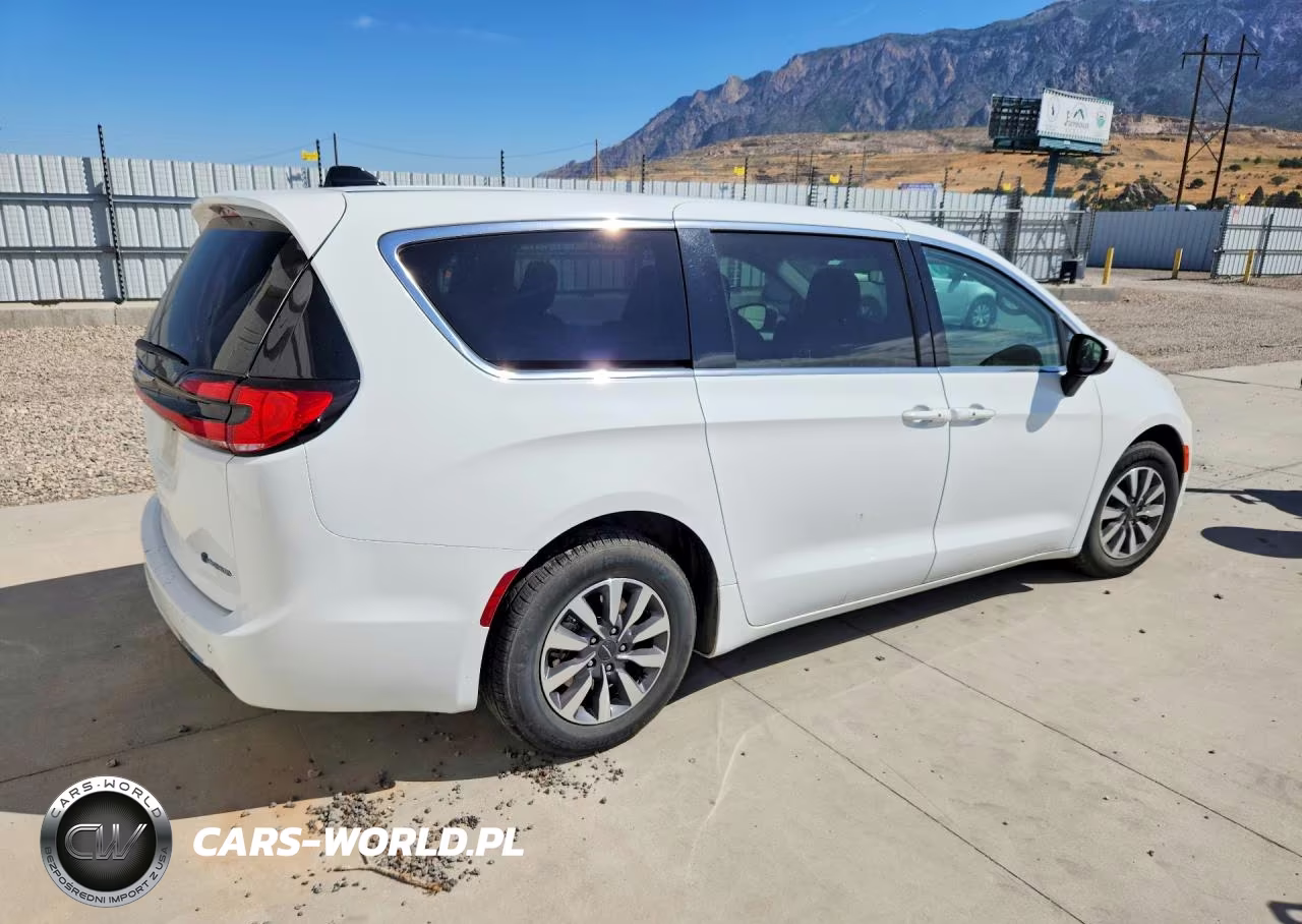 2023 Chrysler Pacifica Hybrid Touring L VIN:2C4RC1L79PR611724 - 3