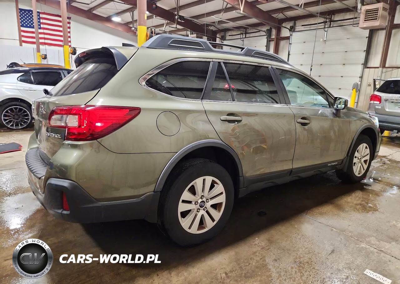 2018 Subaru Outback 2.5I Premium VIN:4S4BSACC1J3200752 - 3