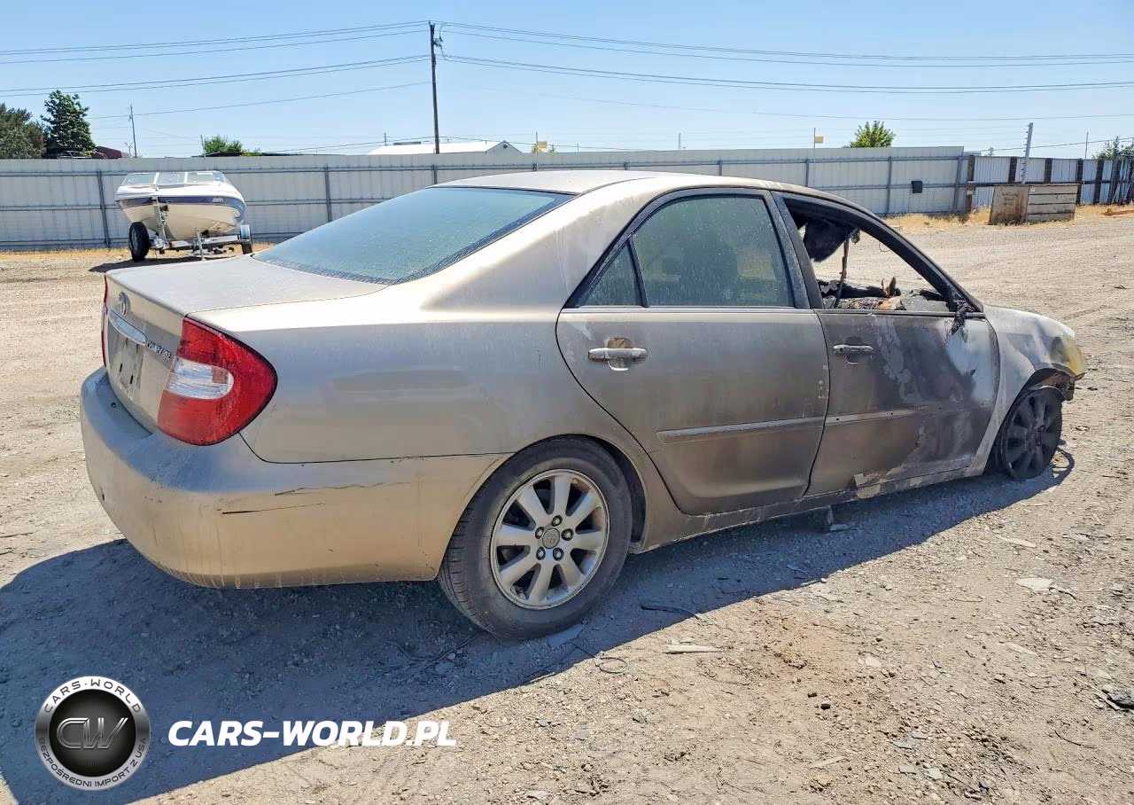 2002 Toyota Camry Xle VIN:JTDBE32K320127581 - 3
