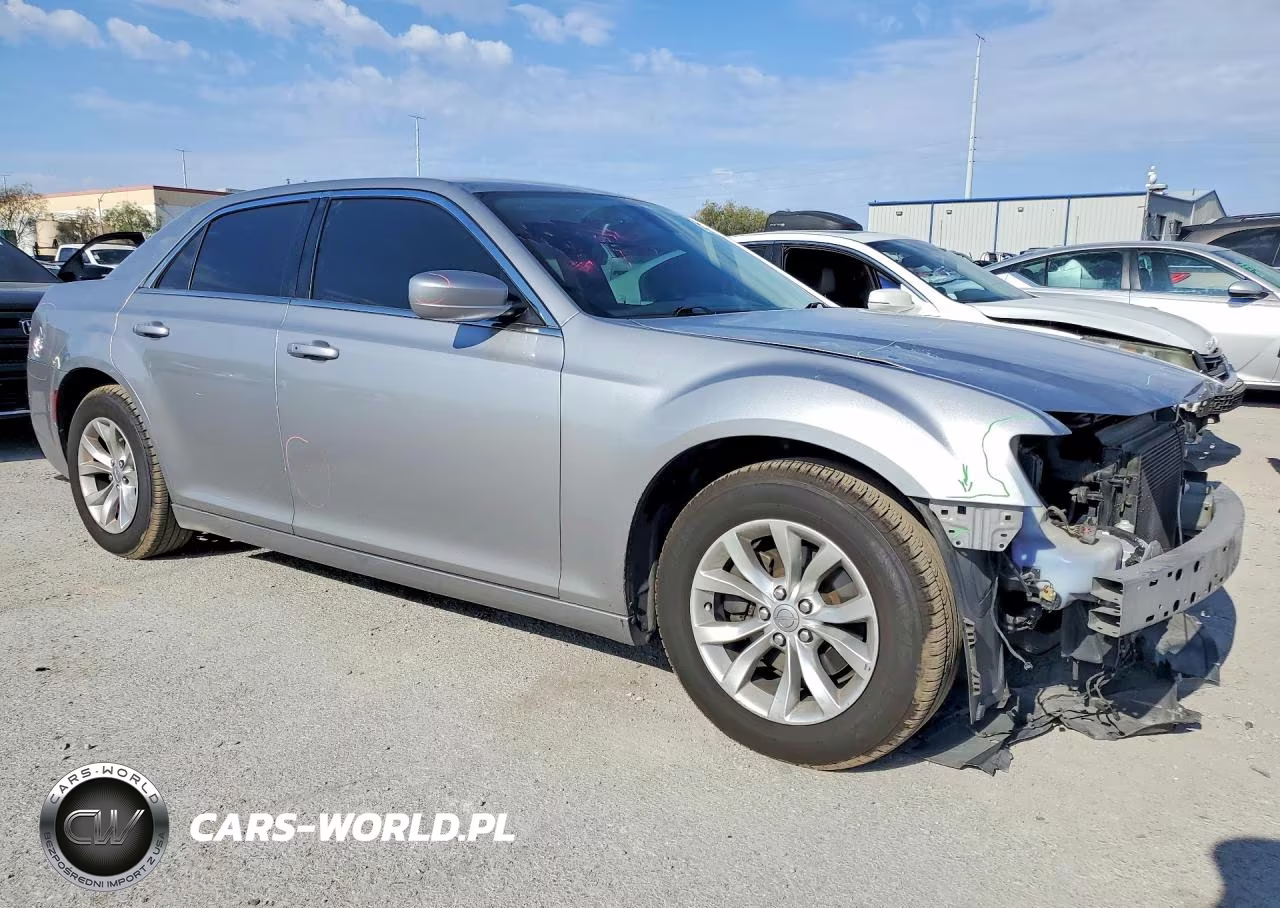 2015 Chrysler 300 Limited VIN:2C3CCAAG3FH792160 - 4