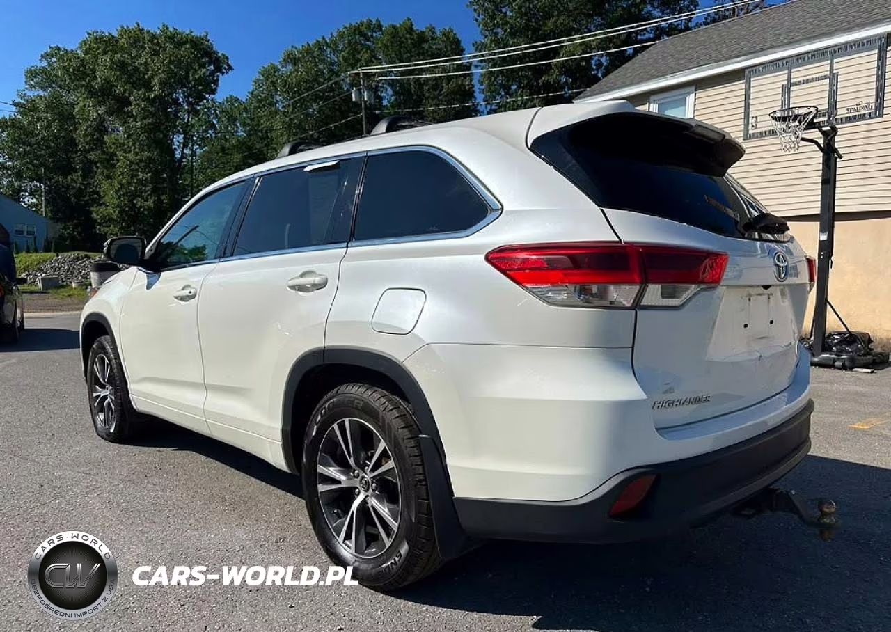 2018 Toyota Highlander Le VIN:5TDBZRFH3JS891836 - 2