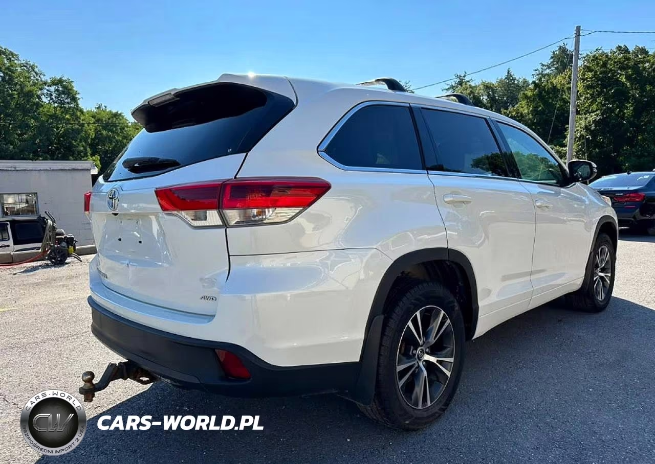 2018 Toyota Highlander Le VIN:5TDBZRFH3JS891836 - 3