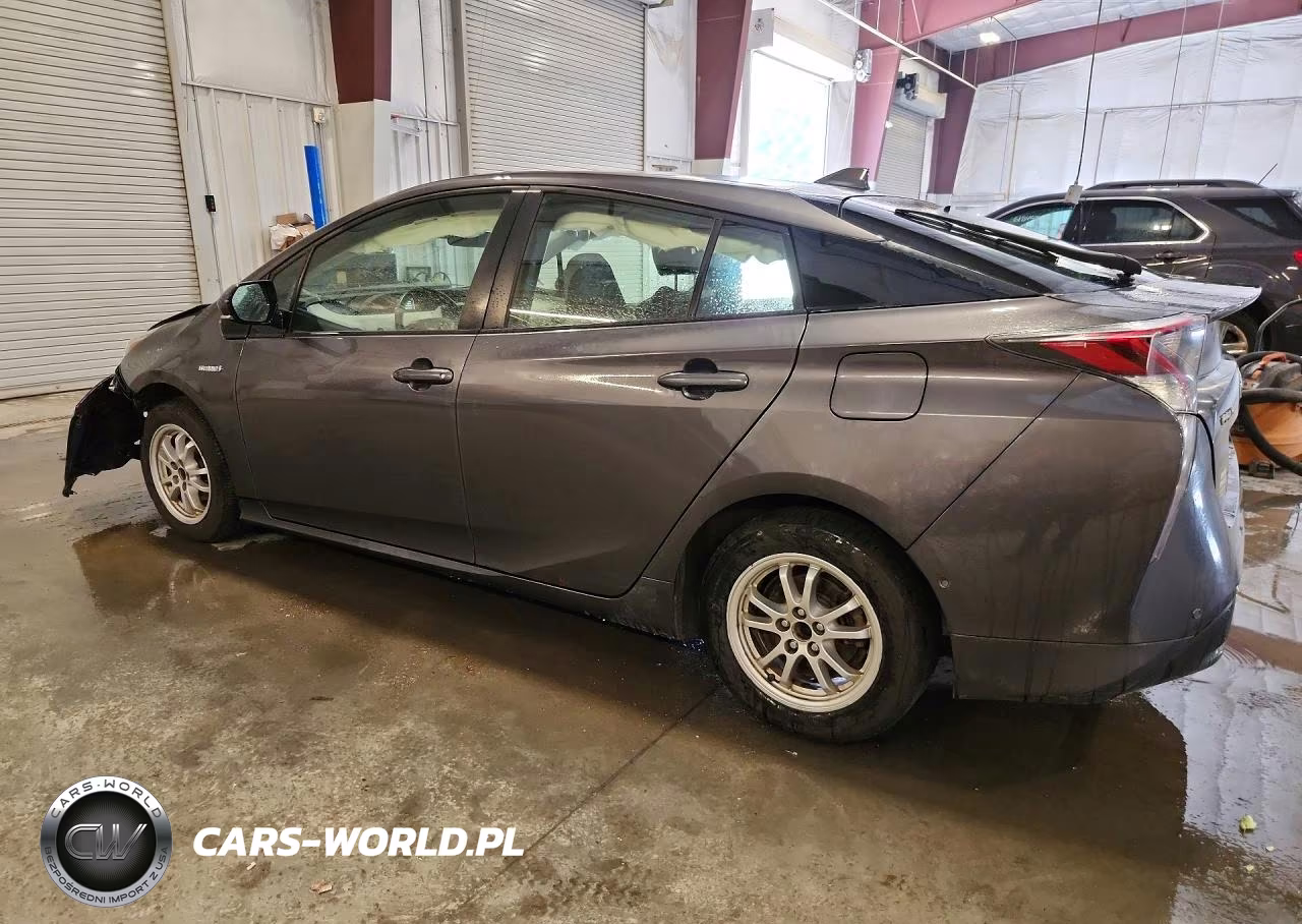 2018 Toyota Prius Three VIN:JTDKARFU6J3547777 - 2