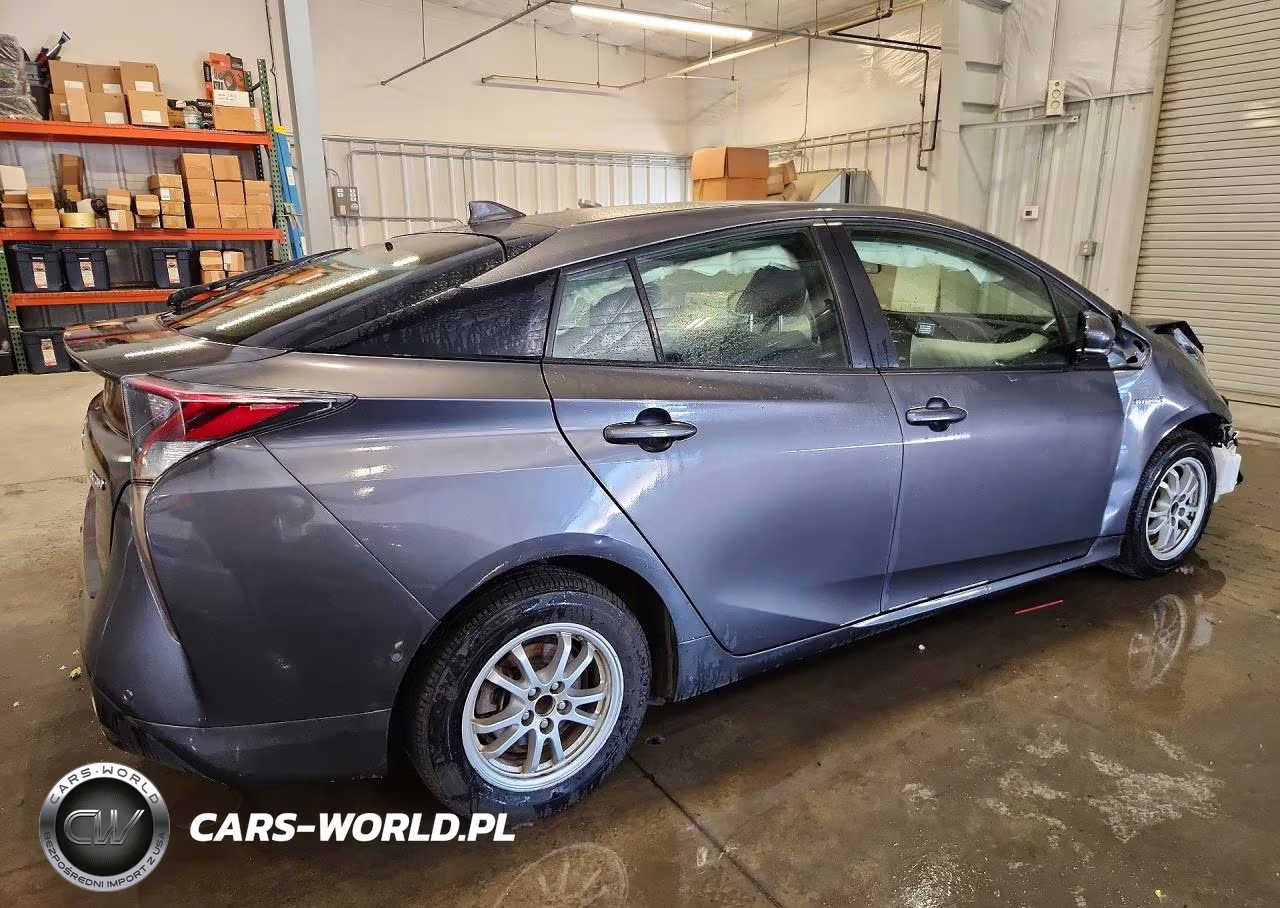 2018 Toyota Prius Three VIN:JTDKARFU6J3547777 - 3
