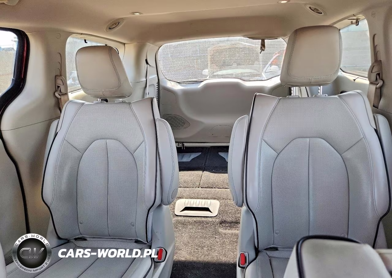 2018 Chrysler Pacifica Hybrid Limited VIN:2C4RC1N75JR164300 - 10