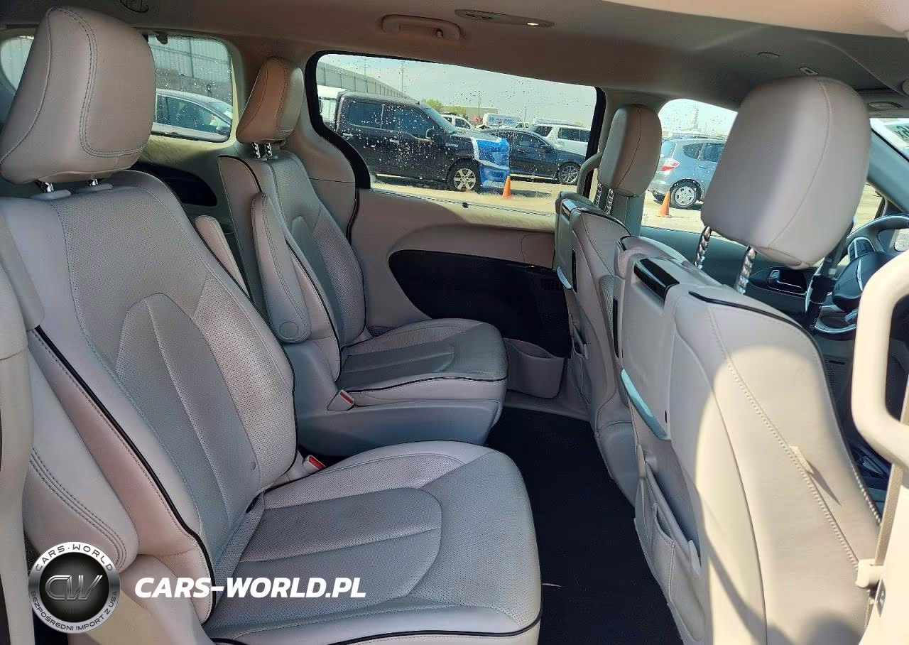 2018 Chrysler Pacifica Hybrid Limited VIN:2C4RC1N75JR164300 - 11