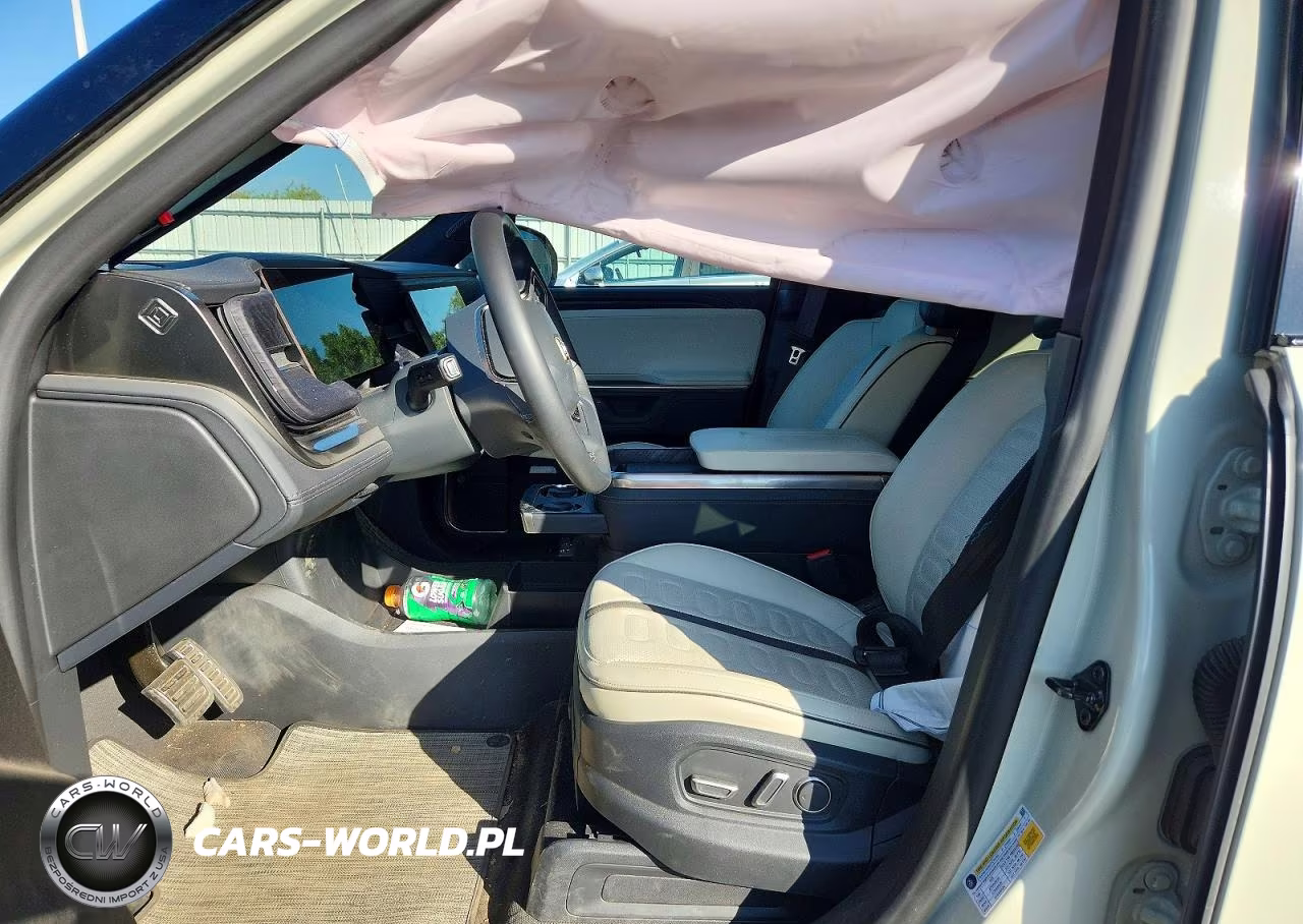 2025 Rivian R1T Adventure VIN:7FCTGCAA1SN041349 - 7
