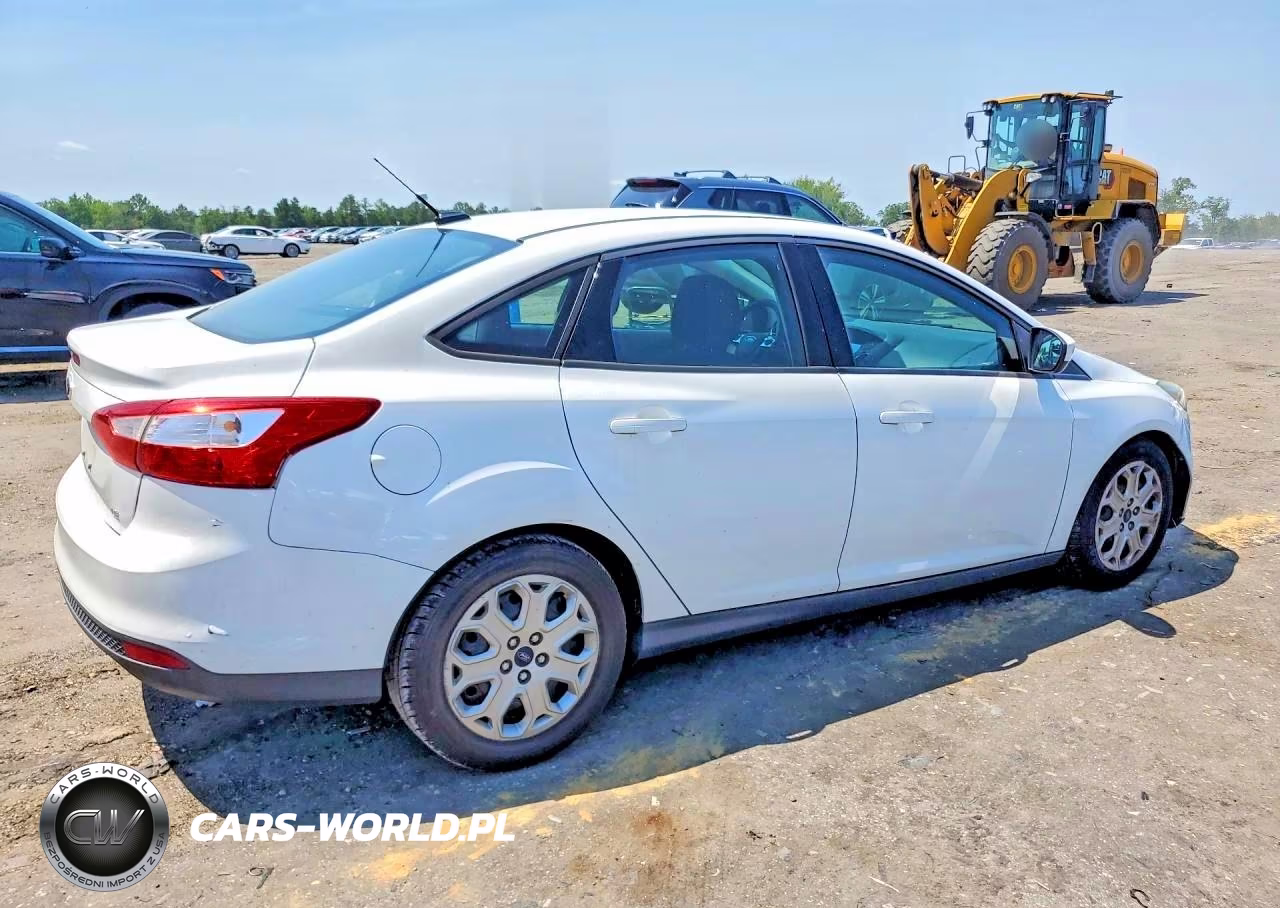 2012 Ford Focus VIN:1FAHP3F20CL458123 - 3