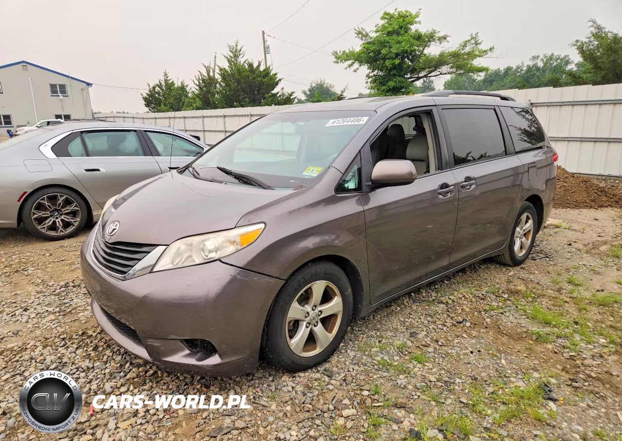 2013 Toyota Sienna – zdjęcie 1 z 13
