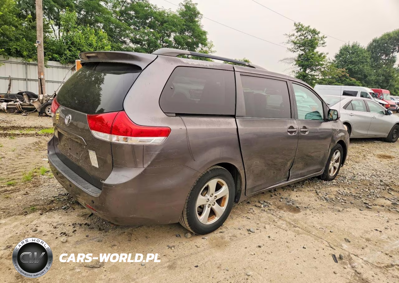2013 Toyota Sienna VIN:5TDKK3DC2DS350516 - 3