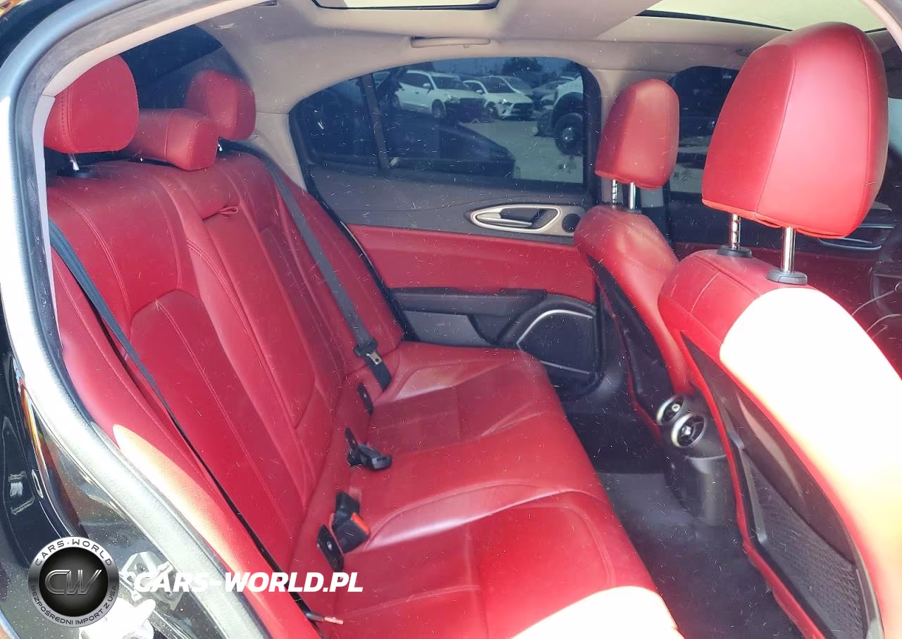 2018 Alfa Romeo Giulia Ti VIN:ZARFAECNXJ7596650 - 10