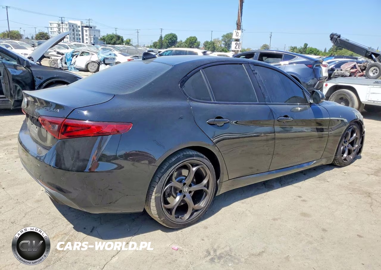 2018 Alfa Romeo Giulia Ti VIN:ZARFAECNXJ7596650 - 3