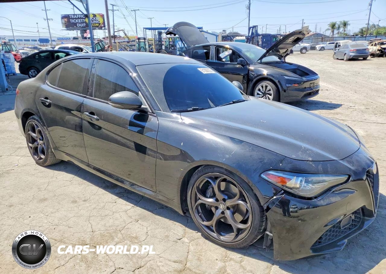 2018 Alfa Romeo Giulia Ti VIN:ZARFAECNXJ7596650 - 4
