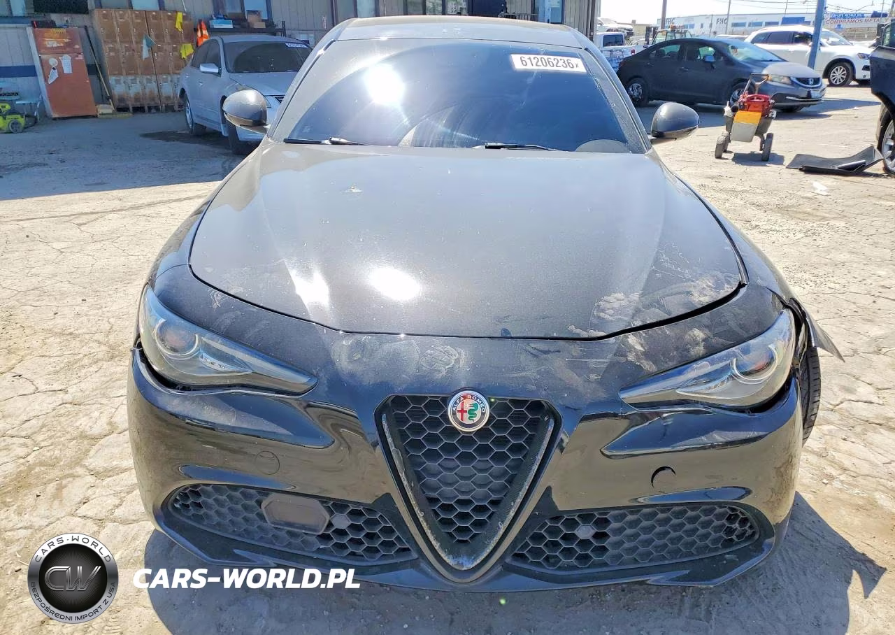 2018 Alfa Romeo Giulia Ti VIN:ZARFAECNXJ7596650 - 5