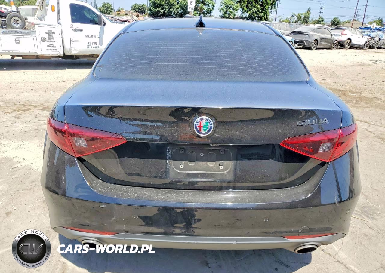 2018 Alfa Romeo Giulia Ti VIN:ZARFAECNXJ7596650 - 6