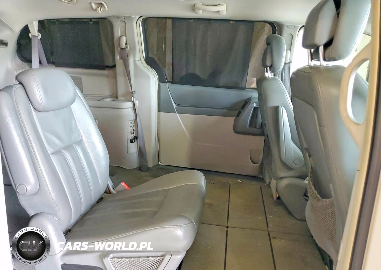 2010 Chrysler Town & Country Touring VIN:2A4RR5D11AR305442 - 11