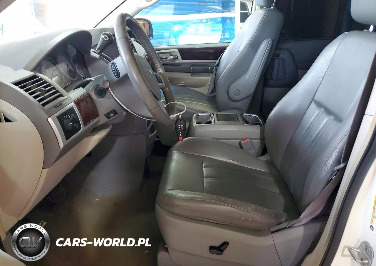 2010 Chrysler Town & Country Touring VIN:2A4RR5D11AR305442 - 7