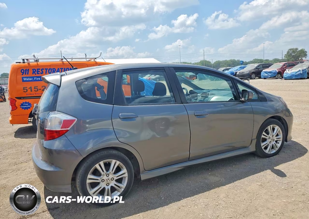 2011 Honda Fit Sport VIN:JHMGE8H52BS011196 - 3
