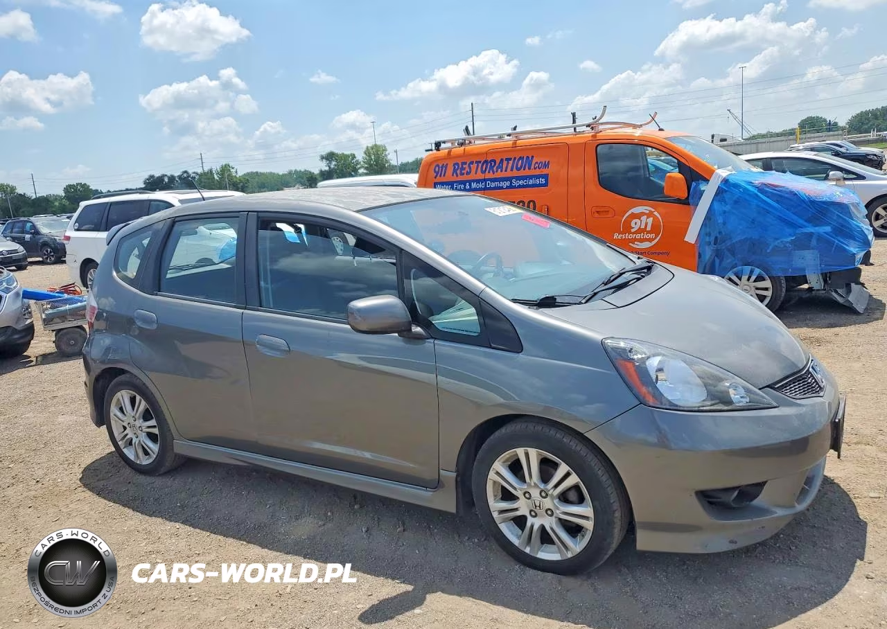 2011 Honda Fit Sport VIN:JHMGE8H52BS011196 - 4