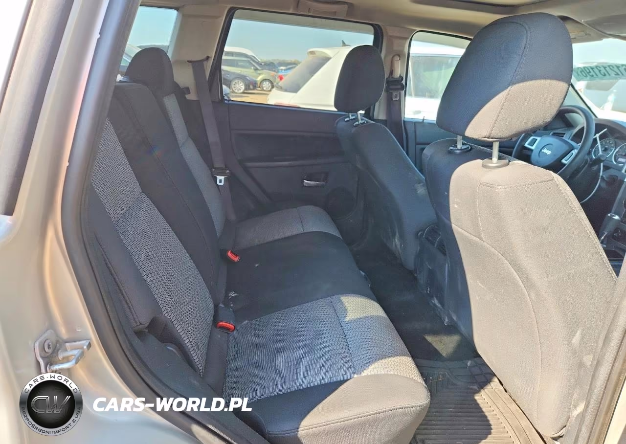 2009 Jeep Grand Cherokee Laredo VIN:1J8GR48K69C555542 - 10