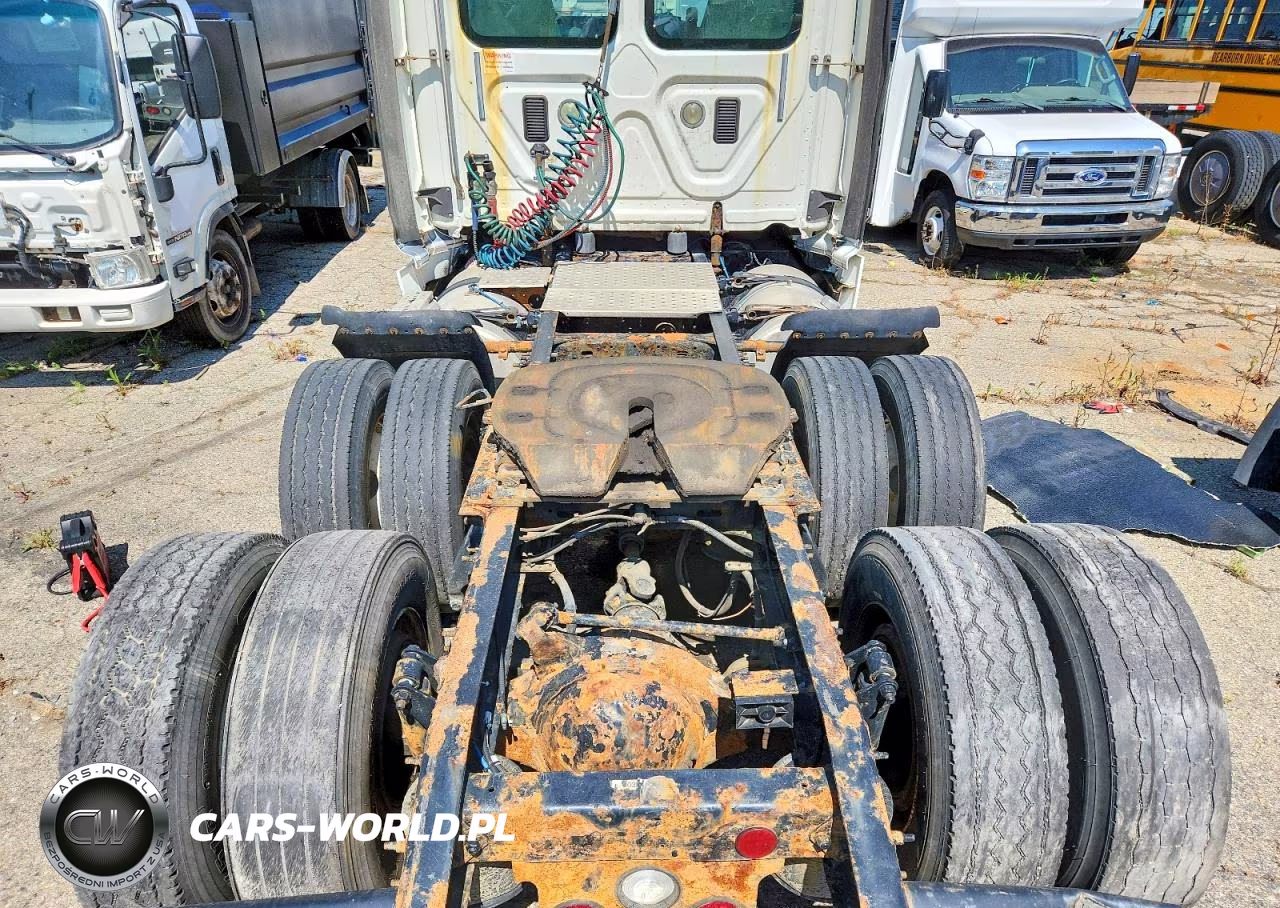 2014 Freightliner Cascadia Semi Truck VIN:3AKJGEDV8ESFY0333 - 12